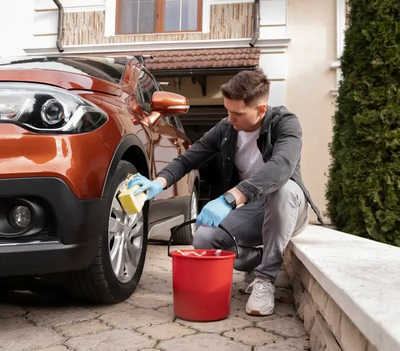 Lavage auto à domicile Vézeronce-Curtin : professionnel intervenant sur un véhicule